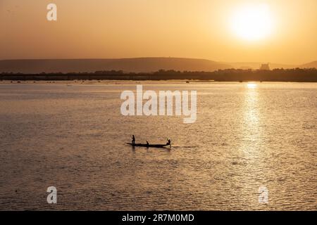 Sonnenuntergang über dem Niger in Bamako, Mali. Angelpirogen. Stockfoto