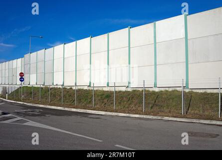 Schallbarriere auf der Autobahn Stockfoto