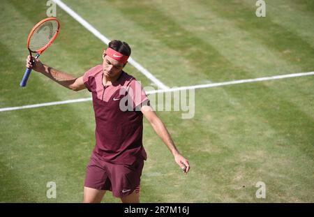 Stuttgart, Deutschland. 16. Juni 2023. Tennis: ATP-Tour - Stuttgart, Singles, Männer, Quarterfinals. Fucsovics (Ungarn) - Fritz (USA). Taylor Fritz reagiert. Kredit: Marijan Murat/dpa/Alamy Live News Stockfoto