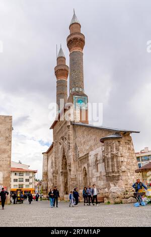 Sivas, Türkei - Mai 7 2023: Doppelte Minaret Madrasah (Cifte minareli Medrese auf Türkisch) mit Besuchern in der Nähe Stockfoto