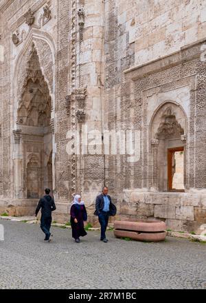 Sivas, Türkei - Mai 7 2023: Doppelte Minaret Madrasah (Cifte minareli Medrese auf Türkisch) mit Besuchern in der Nähe Stockfoto