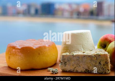 Asturische Käsesorten, hart geräucherter Kuhkäse von Pria, Blaukäse-Cabralis von Arenas und weißer Rebollin aus Pitu, Asturien, serviert im Freien mit Aussicht Stockfoto