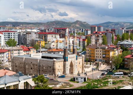 Sivas, Türkei - Mai 7 2023: Panoramablick auf die Blaue Madrasa vom Schloss Sivas Stockfoto