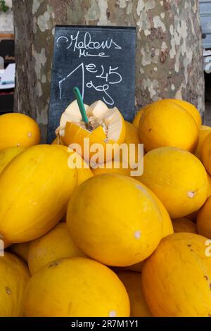 Gelber Honig aus Cavaillon, reife runde Charentais Honig-Cantaloupe Melonen auf lokalem Markt in der Provence, Frankreich, aus nächster Nähe Stockfoto