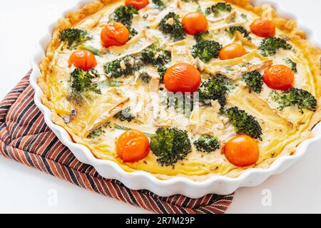 Offener Kuchen mit Gemüse und Käse in Backform Stockfoto