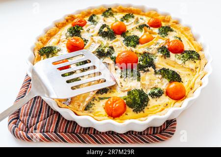 Offener Kuchen mit Gemüse und Käse in Backform Stockfoto