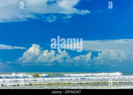 Wellen im farbenfrohen Meer, an einem sonnigen Tag in Praia do Sargi in Serra Grande, Südküste von Bahia Stockfoto