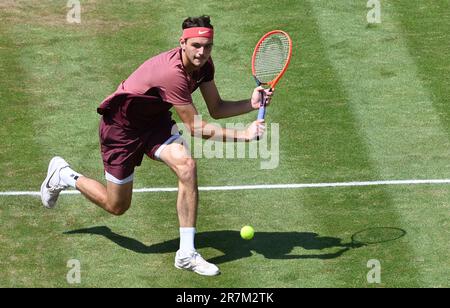 Stuttgart, Deutschland. 16. Juni 2023. Tennis: ATP-Tour - Stuttgart, Singles, Männer, Quarterfinals. Fucsovics (Ungarn) - Fritz (USA). Taylor Fritz in Aktion. Kredit: Valeria Nickel/dpa/Alamy Live News Stockfoto