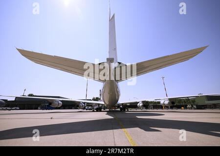 Geilenkirchen, Deutschland. 16. Juni 2023. Die Heckeinheit eines AWACS-Aufklärungsflugzeugs vor dem Start in Geilenkirchen. Vom 12. Bis 23. Juni nehmen 25 Nationen und 10.000 Soldaten mit 250 Flugzeugen unter deutscher Führung am Air Force Manöver „Air Defender 2023“ Teil. Kredit: David Young/dpa/Alamy Live News Stockfoto