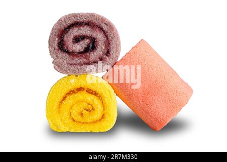 Vorderansicht verschiedener farbiger hausgemachter Brötchen isoliert auf weißem Hintergrund mit Schneideweg. Stockfoto