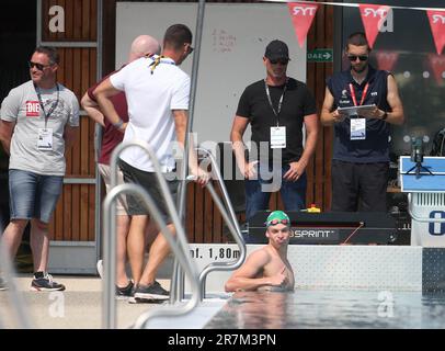 Rennes, Frankreich. 16. Juni 2023. Leon Marchand und Bob Bowman während der französischen Elite-Schwimmmeisterschaft am 16 2023. Juni in Rennes, Frankreich. Foto: Laurent Lairys/ABACAPRESS.COM Kredit: Abaca Press/Alamy Live News Stockfoto