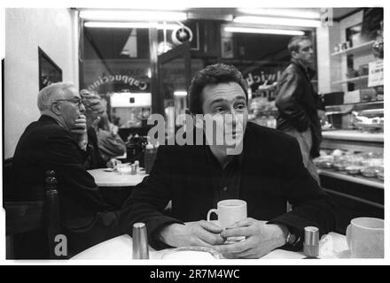 PAUL WHITEHOUSE, COMEDIAN, YOUNG, LONDON, 1996: Interview-Porträt des Comedians und Schauspielers Paul Whitehouse in einem kleinen Café in North London, England, Großbritannien während der Fast Show-Dreharbeiten im November 1996. Das war ein großer Durchbruch für diese moderne britische Comedy-Legende. Foto: Rob Watkins Stockfoto