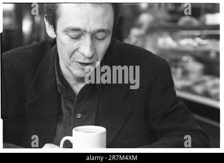 PAUL WHITEHOUSE, COMEDIAN, YOUNG, LONDON, 1996: Interview-Porträt des Comedians und Schauspielers Paul Whitehouse in einem kleinen Café in North London, England, Großbritannien während der Fast Show-Dreharbeiten im November 1996. Das war ein großer Durchbruch für diese moderne britische Comedy-Legende. Foto: Rob Watkins Stockfoto