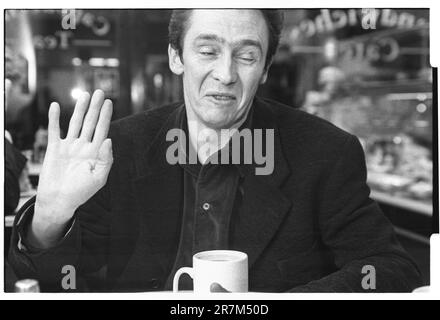 PAUL WHITEHOUSE, COMEDIAN, YOUNG, LONDON, 1996: Interview-Porträt des Comedians und Schauspielers Paul Whitehouse in einem kleinen Café in North London, England, Großbritannien während der Fast Show-Dreharbeiten im November 1996. Das war ein großer Durchbruch für diese moderne britische Comedy-Legende. Foto: Rob Watkins Stockfoto