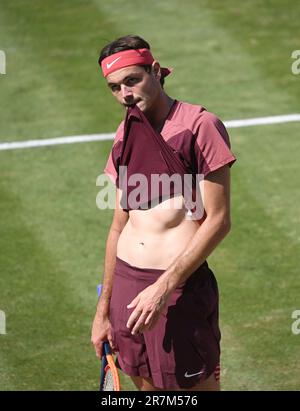 Stuttgart, Deutschland. 16. Juni 2023. Tennis: ATP-Tour - Stuttgart, Singles, Männer, Quarterfinals. Fucsovics (Ungarn) - Fritz (USA). Taylor Fritz reagiert. Kredit: Marijan Murat/dpa/Alamy Live News Stockfoto