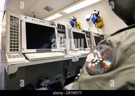 Geilenkirchen, Deutschland. 16. Juni 2023. An Bord eines AWACS-Aufklärungsflugzeugs arbeitet die Crew während der Mission. Vom 12. Bis 23. Juni nehmen 25 Nationen und 10.000 Soldaten mit 250 Flugzeugen unter deutscher Führung am Air Force Manöver „Air Defender 2023“ Teil. Kredit: David Young/dpa/Alamy Live News Stockfoto