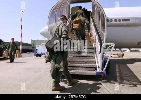 Geilenkirchen, Deutschland. 16. Juni 2023. Besatzungsmitglieder an Bord eines AWACS-Aufklärungsflugzeugs. Vom 12. Bis 23. Juni nehmen 25 Nationen und 10.000 Soldaten mit 250 Flugzeugen am Air Defender 2023 Air Force Manöver unter deutscher Führung Teil. Kredit: David Young/dpa/Alamy Live News Stockfoto