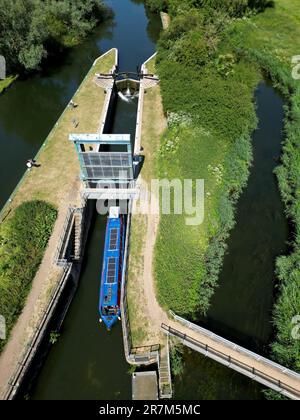 Peterborough, Großbritannien. 15. Juni 2023. Ein Schmalboot fährt an einem sonnigen Tag entlang des Flusses Nene in Peterborough, Cambridgeshire, Großbritannien, durch eine Schleuse. Kredit: Paul Marriott/Alamy Live News Stockfoto