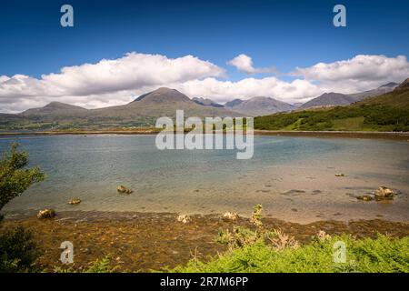 Ein Sommer-HDR-Landschaftsbild von Beinn Alligin, Jewelled Hill, der sich vom Upper Loch Torridon in Wester Ross erhebt, am NC500., Schottland. 6. Juni 2023 Stockfoto