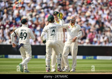 Nathan Lyon aus Australien feiert Jonny Bairstow aus dem englischen Wicket mit Alex Carey aus Australien während des LV= Insurance Ashes First Test Series Day 1 England vs Australia in Edgbaston, Birmingham, Großbritannien, 16. Juni 2023 (Foto von Craig Thomas/News Images) Stockfoto