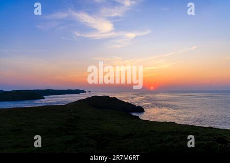 Sonnenuntergang über der zerklüfteten Küste von Wooltack Bay von Wooltack Point auf der Halbinsel Marloes, Marloes an der Küste von Pembrokeshire, Südwestwales, Großbritannien Stockfoto