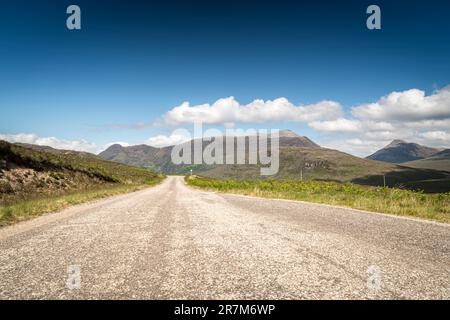 Ein heißes, sommerliches HDR-Bild der A896, der Straße zwischen Shieldaig und Loch Carron auf der NC500, Glenshieldaig, Wester Ross, Schottland. 6. Juni 2023 Stockfoto