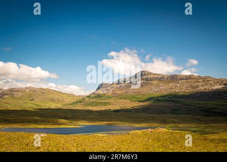 Ein ruhiges, sommerliches HDR-Bild von Loch Coultrie und der umliegenden Landschaft in Glenshieldaig, Ross und Cromarty, Schottland. 6. Juni 2023 Stockfoto