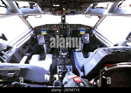 Geilenkirchen, Deutschland. 16. Juni 2023. Das Cockpit eines AWACS-Aufklärungsflugzeugs in Geilenkirchen. Vom 12. Bis 23. Juni nehmen 25 Nationen und 10.000 Soldaten mit 250 Flugzeugen unter deutscher Führung am Air Force Manöver „Air Defender 2023“ Teil. Kredit: David Young/dpa/Alamy Live News Stockfoto