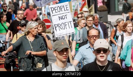 Hamburg, Deutschland. 16. Juni 2023. Ein Teilnehmer trägt ein Schild mit der Aufschrift "endliche Ressourcen, unendliche Unwissenheit" an einem Freitag für die zukünftige Klimabewegung märz. Kredit: Markus Scholz/dpa/Alamy Live News Stockfoto
