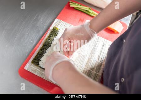 Sushi-Brötchen mit Lachs, Käse und Gurke. Hochwertiges Foto Stockfoto