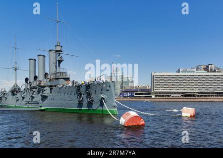 Sankt Petersburg, Russland. 11. Juni 2023: Kreuzer Aurora. Legendäres russisches Schiff. Stockfoto