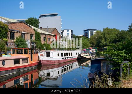 River Lea Navigation im Sommer, zwischen Bow und Hackney Wick, East London UK Stockfoto