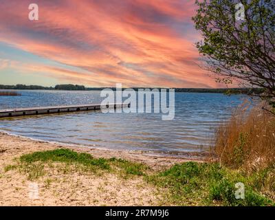 Steg mit See an der Mecklenburgischen Seenplatte Stockfoto