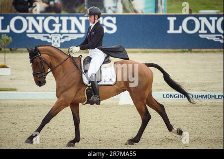 16. Juni 2023, Niedersachsen, Luhmühlen: Pferdesport/Eventing: Deutsche Meisterschaft, Dressage, Gruppe 2. Die britische Reiterin Emily King macht ihren Test in der Dressur-Arena auf „Valmy Biats“. Foto: Gregor Fischer/dpa Stockfoto