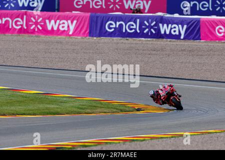 Sachsenring, Hohenstein-Ernstthal, Sachsen, Deutschland. 16. Juni 2023. 2023 Deutscher MotoGP, Freier Trainingstag; Nummer 23 Ducati Lenovo Teamreiterin Enea Bastianini während der Übung 2 beim deutschen MotoGP Credit: Action Plus Sports/Alamy Live News Stockfoto