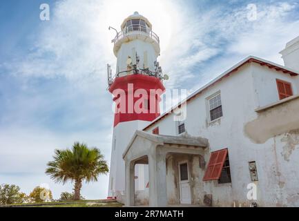 St. David's Lighthouse, ein aktiver Leuchtturm aus dem 19. Jahrhundert, befindet sich am östlichen Ende von St. David's Island auf einem Hügel mit Blick auf die Landzunge von S. Stockfoto