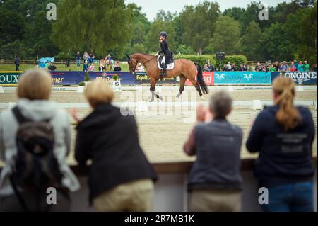 16. Juni 2023, Niedersachsen, Luhmühlen: Pferdesport/Eventing: Deutsche Meisterschaft, Dressage, Gruppe 2. Laura Collett aus Großbritannien tritt unter den Augen der Zuschauer mit ihrem Pferd „London 52“ in der Dressur-Arena an. Foto: Gregor Fischer/dpa Stockfoto