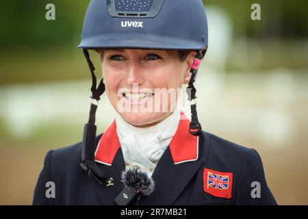 16. Juni 2023, Niedersachsen, Luhmühlen: Pferdesport/Eventing: Deutsche Meisterschaft, Dressage, Gruppe 2. Laura Collett aus Großbritannien gibt ein Interview, nachdem sie beim Dressurwettbewerb als erster auf ihrem Pferd „London 52" war. Foto: Gregor Fischer/dpa Stockfoto