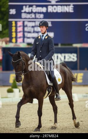 16. Juni 2023, Niedersachsen, Luhmühlen: Pferdesport/Eventing: Deutsche Meisterschaft, Dressage, Gruppe 2. Der Deutsche Jerome Robine tritt mit seinem Pferd „Black Ice“ in der Dressage Arena gegeneinander an. Foto: Gregor Fischer/dpa Stockfoto