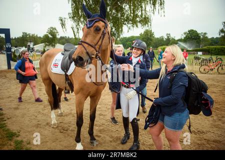 16. Juni 2023, Niedersachsen, Luhmühlen: Pferdesport/Eventing: Deutsche Meisterschaft, Dressage, Gruppe 2. Yasmin Ingham aus Großbritannien steht nach ihrem Dressurtest neben ihrem Pferd „Rehy DJ“. Foto: Gregor Fischer/dpa Stockfoto