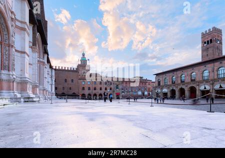 Bologna, Italien. Piazza Maggiore mit Torre dell'Orologio und Torre dell'Arengo, Wahrzeichen in der historischen Provinz Emilia-Romagna Stockfoto