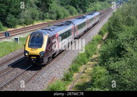 Crosscountry Class 220 4-Car Voyager 220016 auf der Fernstrecke 07:01 Edinburgh nach Plymouth Service am North Stafford Junction am 16. Juni 2023 Stockfoto