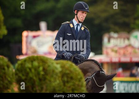 16. Juni 2023, Niedersachsen, Luhmühlen: Pferdesport/Eventing: Deutsche Meisterschaft, Dressage, Gruppe 2. Der Deutsche Jerome Robine tritt mit seinem Pferd „Black Ice“ in der Dressage Arena gegeneinander an. Foto: Gregor Fischer/dpa Stockfoto