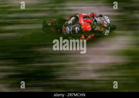 Hohenstein Ernstthal, Deutschland. 16. Juni 2023. Motorsport/Motorrad, deutscher Grand Prix, 2. Übung im Sachsenring. Maverick Vinales aus Spanien vom Aprilia Racing Team fährt auf der Rennstrecke. Kredit: Jan Woitas/dpa/Alamy Live News Stockfoto