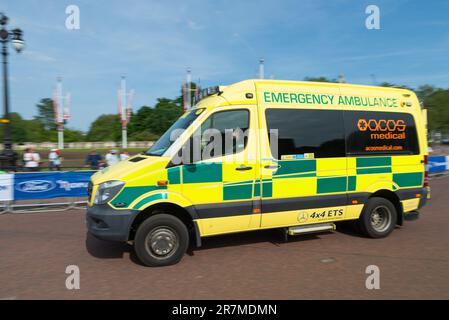 ACOS Medical Ltd Rettungswagen medizinische Unterstützung für das RideLondon UCI Women's WorldTour Classique Fahrradrennen in London, Großbritannien Stockfoto