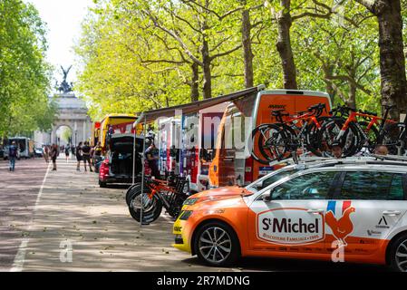 St. Michel Mavic Auber93 Team-Support-Fahrzeuge für das RideLondon Classique Stufe 3 UCI Women's World Tour Radrennen in Constitution Hill, London, Großbritannien Stockfoto