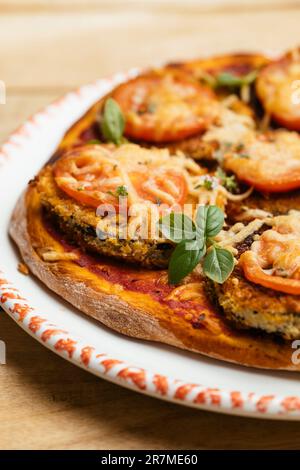 Hausgemachte vegane panierte Auberginen-Pizza. Stockfoto