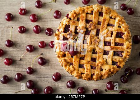 Kuchen mit frischen Kirschen - köstliches Sommerdessert Stockfoto