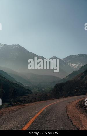 Atlasgebirge: Das Meisterwerk der Natur, in dem majestätische Gipfel und bezaubernde Täler zusammentreffen, bietet eine fesselnde Landschaft von beeindruckender Schönheit. Stockfoto