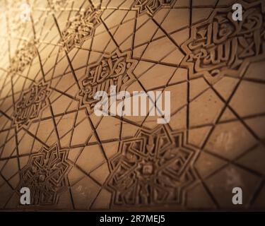 Die Wände der Alhambra verzaubern mit komplexen Details, ein Zeugnis der Kunst und Pracht ihres historischen Erbes. Stockfoto